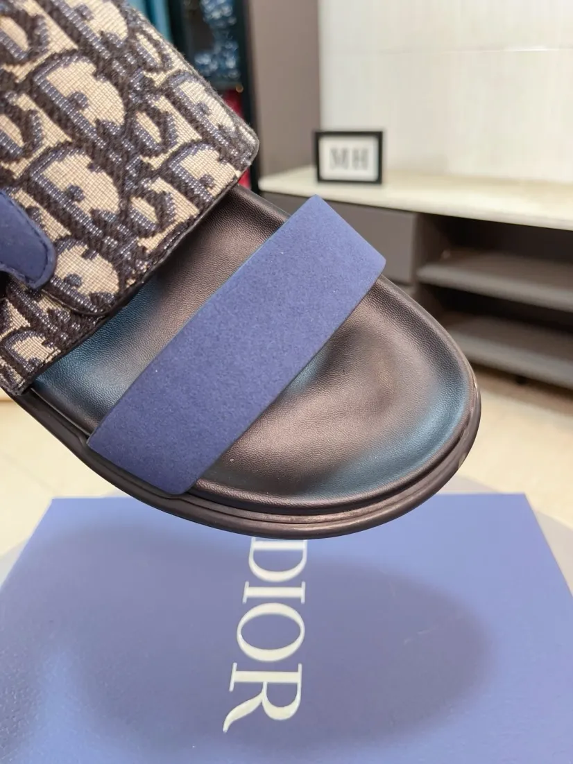 Men's Men's Shoes 💰320🌸🌸Dior Aqua Men's Sandals Slippers. Showcasing Dior haute couture design. The Dior gray suede strap is accented with an aluminum Dior buckle for added style. Paired with a comfortable tonal notch sole, they pair easily with shorts or jeans for a sophisticated look. Main body: suede cow leather, technical fabric lining: cow leather, with adjustable straps, aluminum Dior buckle, Dior gray EVA insole, tonal notch rubber outsole splicing structure👌👌size: 38-44 (45.46 customized)